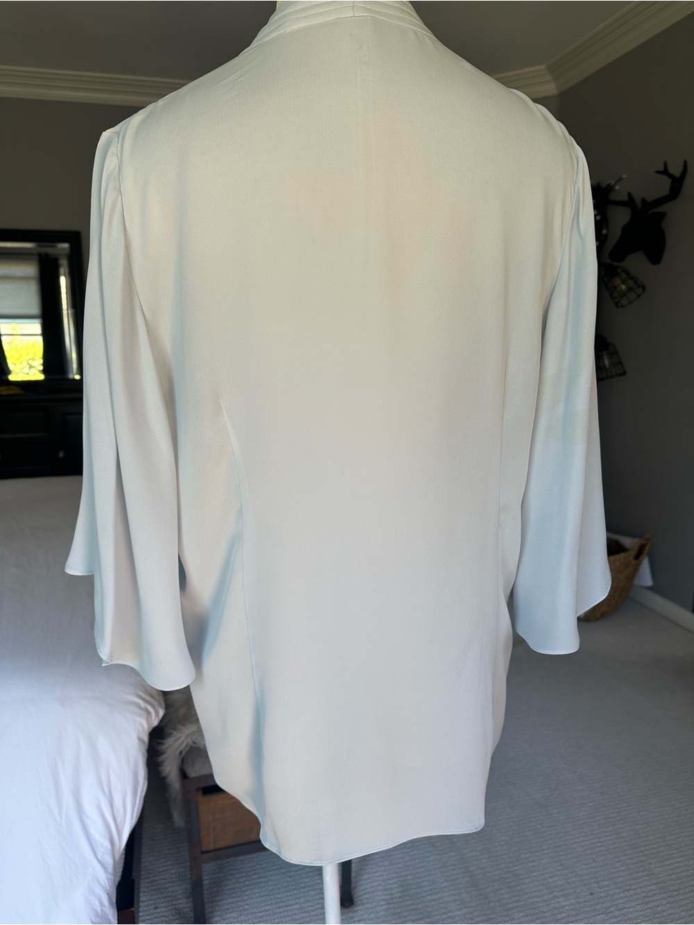 Elie Tahari Pale Blue Draped V-Neck Flutter Sleeve Silk Blouse, size large - Picture 5 of 17